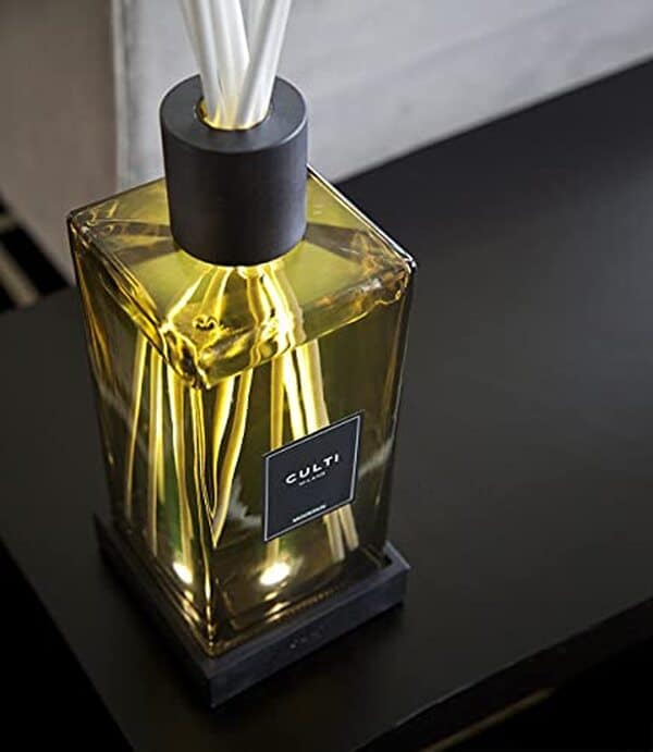 Découvrez notre avis complet sur le diffuseur Culti Milano Decor Aramara 500 ml. Élégance et douceur olfactive pour sublimer votre intérieur. Idéal pour créer une ambiance parfumée unique.