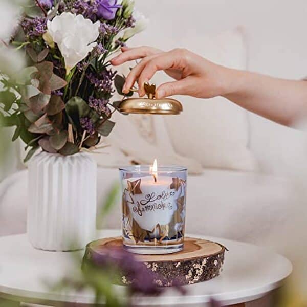 Découvrez l'avis complet sur la bougie parfumée Lolita Lempicka parme signée Maison Berger. Une fragrance envoûtante pour une ambiance raffinée et parfumée.