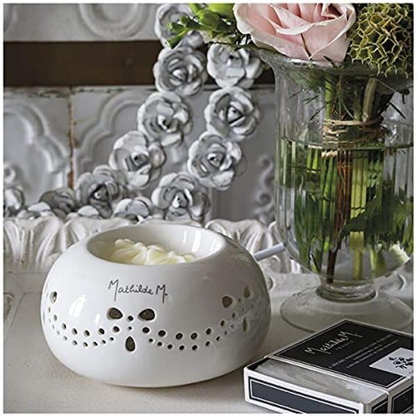 Découvrez notre avis complet sur le brûle-parfum électrique Perle de Mathilde M. design élégant, fonctionnalités innovantes et parfums enivrant, ne manquez pas cette revue détaillée  !