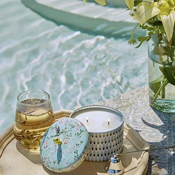 Découvrez notre avis complet sur la bougie parfumée thé blanc de La Jolíe Muse : un mélange subtil d'arômes, parfait pour créer une ambiance apaisante et élégante chez vous.